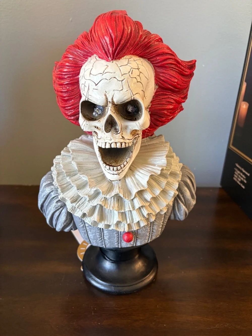 BNWT Halloween Spooky Nights Pennywise Bust Light Up Eyes